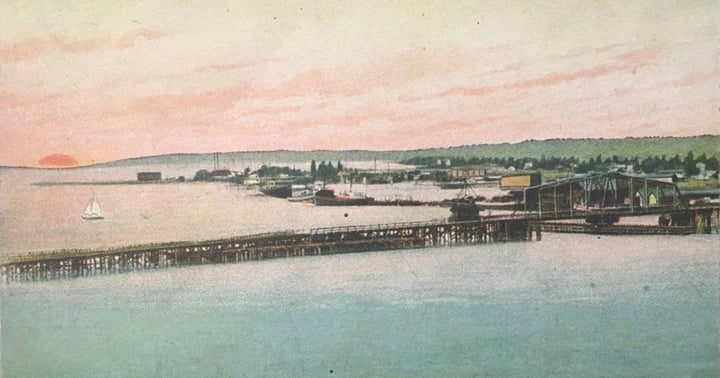 Vintage aerial postcard view of Sturgeon Bay, Wisconsin