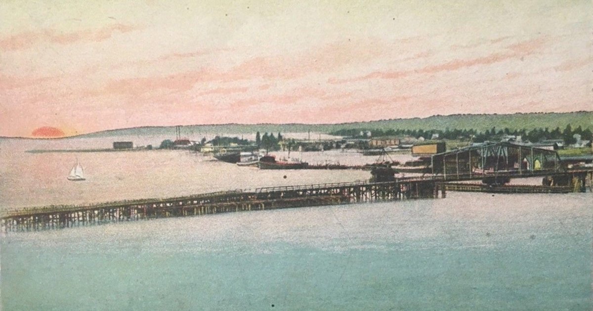 Vintage aerial postcard view of Sturgeon Bay, Wisconsin